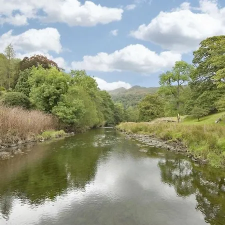 Riverbank At Stepping Stones Nyaraló